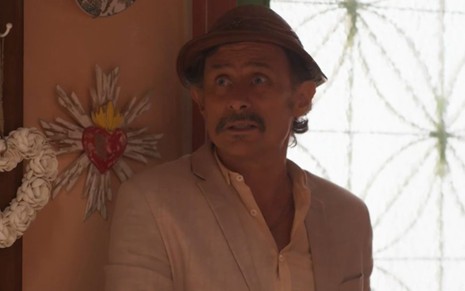 Enrique Diaz com expressão séria em cena como Timbó na novela Mar do Sertão
