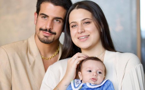 Enzo Celulari e Sophia Raia com Luca Raia no colo em foto do batizado
