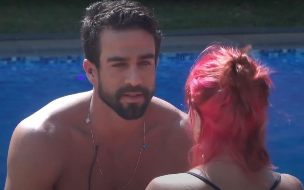 Perto da piscina, Erasmo Viana conversa com Valentina Francavilla em A Fazenda 13