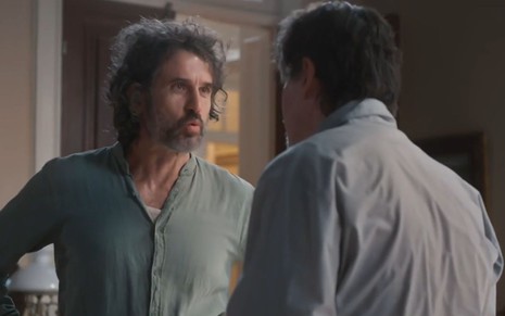 Antonio Calloni e Eriberto Leão, caracterizados como seus personagens de Além da Ilusão, discutem em cena