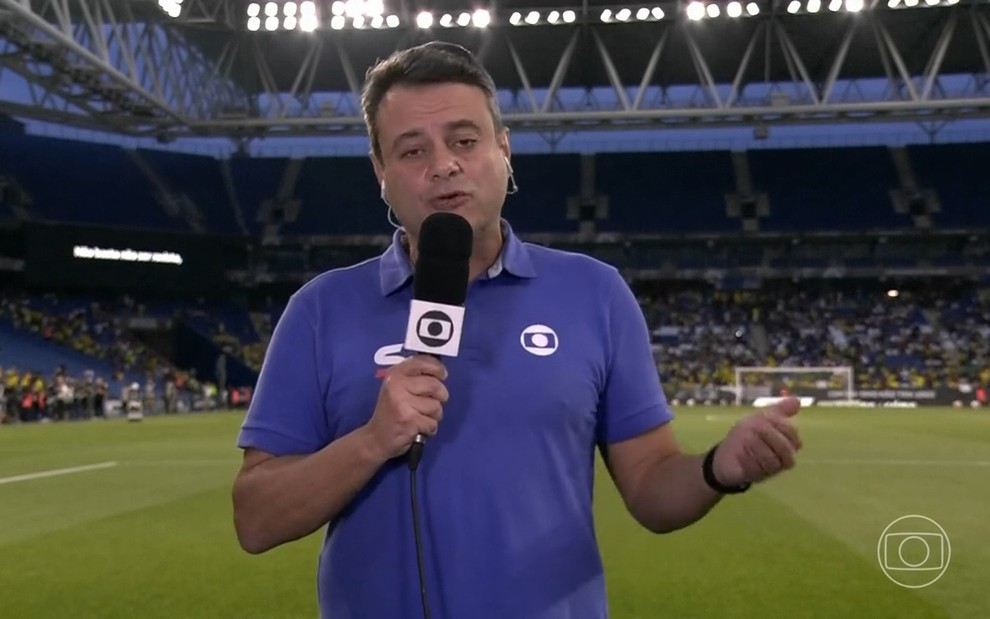 Repórter Eric Faria durante a cobertura do pré-jogo Brasil e Guiné na Globo