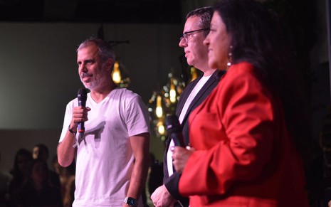 Erick Brêtas, diretor de produtos digitais da Globo, está no palco com João Emanuel Carneiro e Regina Casé, autor e atriz de Todas as Flores