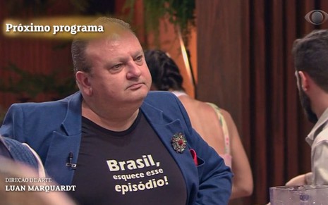 Erick Jacquin de blazer azul e camiseta preta com a frase 'Brasil, esquece esse episódio'