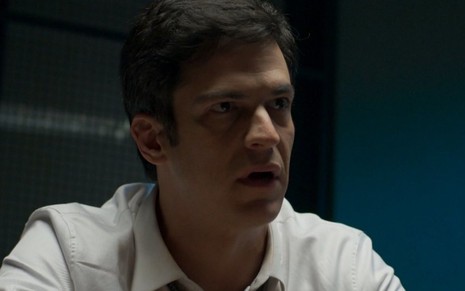 Mateus Solano com expressão séria em cena como Eric na novela Pega Pega, da Globo