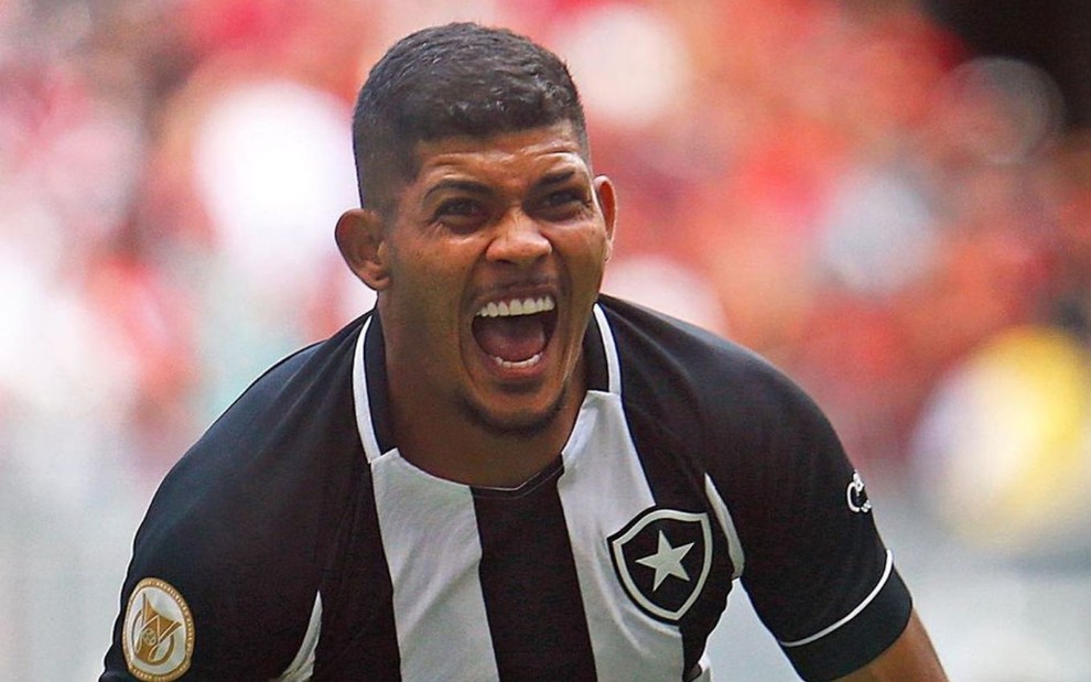 Erison, do Botafogo, comemora gol com uniforme listrado branco e pretos