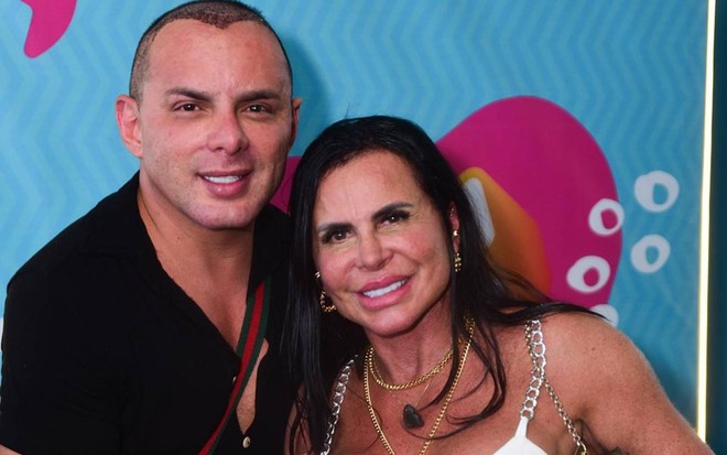 Foto de Esdras ao lado de Gretchen