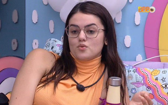 Eslovênia Marques conversa no quarto lollipop do BBB 22