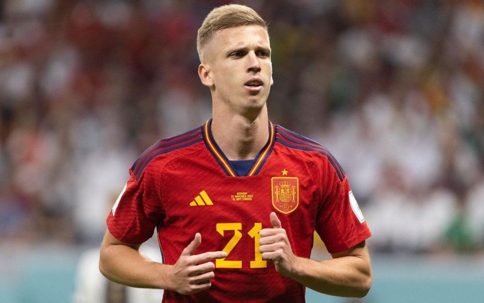 Dani Olmo, da Espanha, veste uniforme vermelho com detalhes amarelos e azuis durante jogo