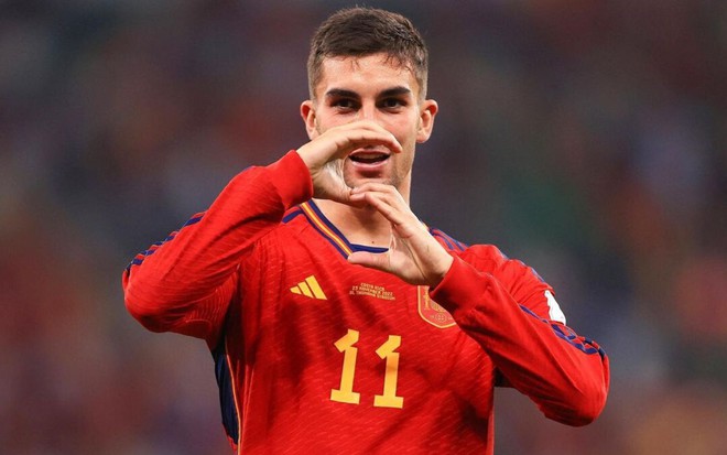 Ferran Torres, da Espanha, comemora gol e veste uniforme vermelho com detalhes amarelos e azuis