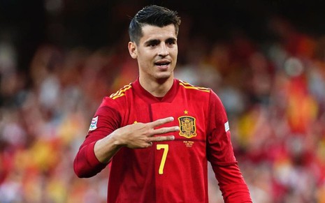 Álvaro Morata, da Espanha, veste uniforme vermelho com detalhes dourados durante jogo da seleção