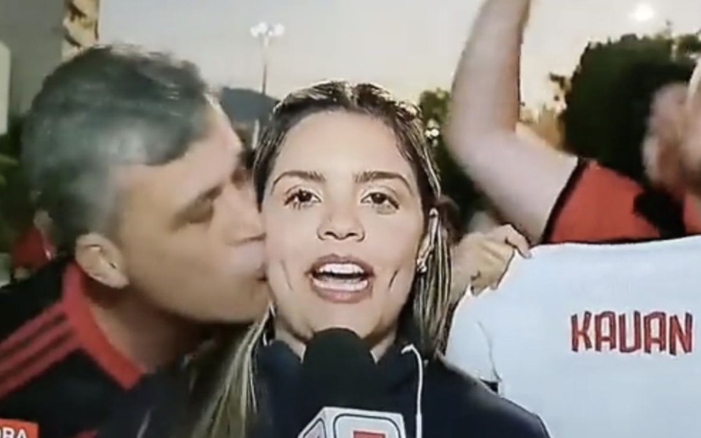 A repórter Jessica Dias é beijada por um homem com a camisa do Flamengo