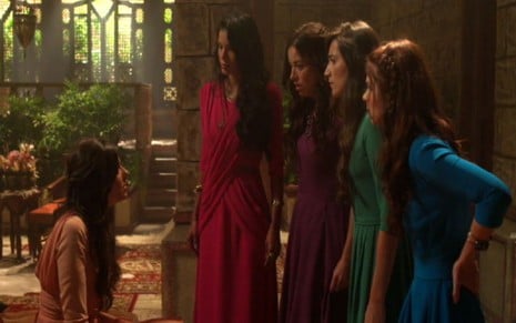 As cinco atrizes que interpretam as esposas de Davi (Cirillo Luna) estão com expressões de surpresa