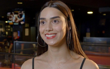 Bruna Buques, participante do programa Esquadrão da Moda, sorri