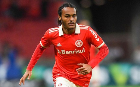 Estêvão, do Internacional, joga pelo clube com uniforme inteiro vermelho