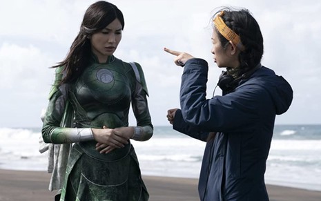 Gemma Chan e Chloé Zhao no set de Eternos