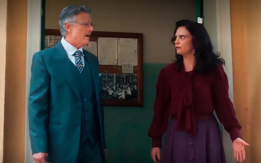 Os atores Marcello Novaes e Malu Galli como Eugênio e Violeta em Além da Ilusão; eles estão se olhando com cara de irritados