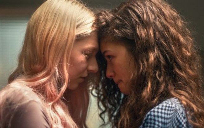 Imagem de Hunter Schafer e Zendaya em cena de Euphoria
