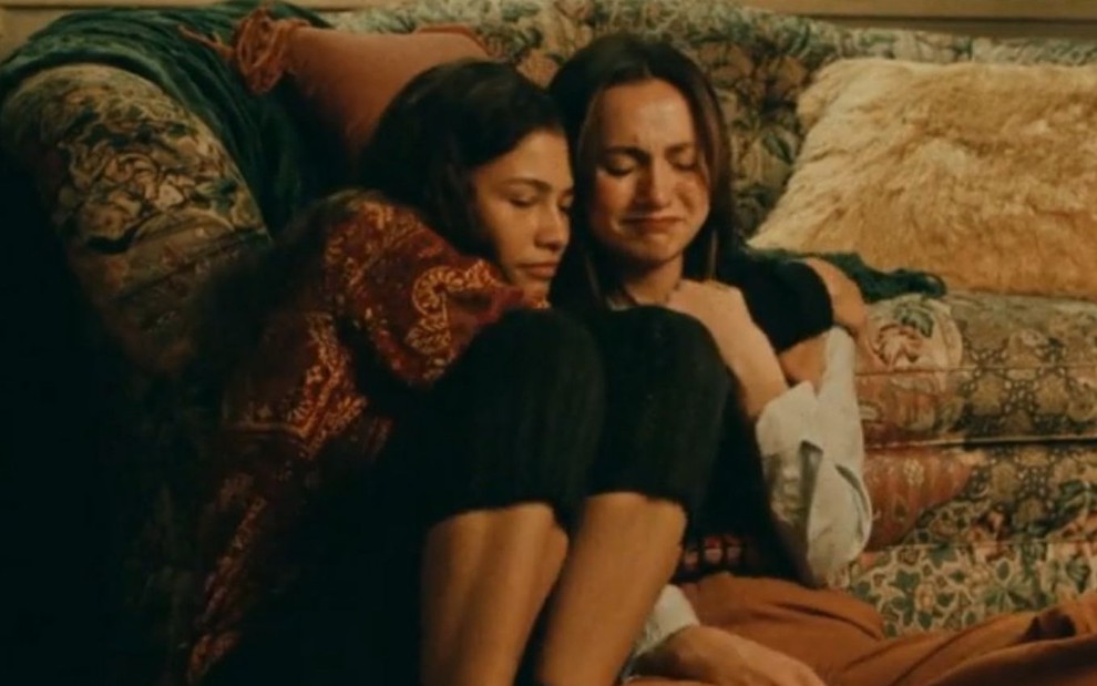 Imagem de Zendaya caracterizada como Rue (à esq.) abraçando Mude Apatow caracterizada como Lexi em cena de Euphoria