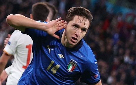 Chiesa coloca a mão ao lado da orelha em comemoração de gol da Itália na Eurocopa