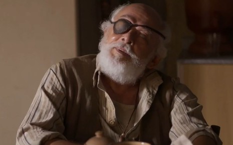Everaldo Pontes usa um tapa-olho em cena como Adamastor na novela Mar do Sertão