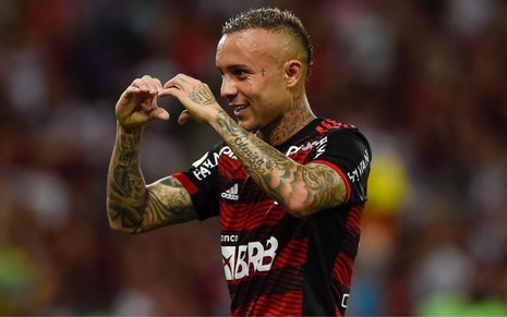 Everton Cebolinha, do Flamengo, faz coração com as mãos e veste uniforme listrado em vermelho e preto