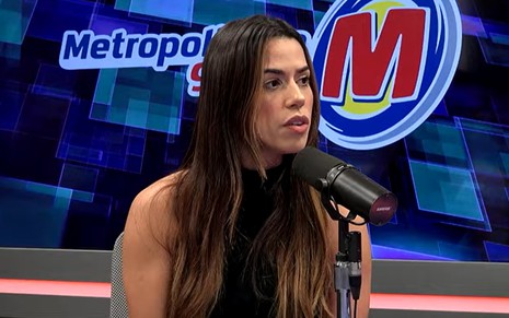 Larissa Tomásia com uma blusa preta no programa Chupim, na Rádio Metropolitana FM