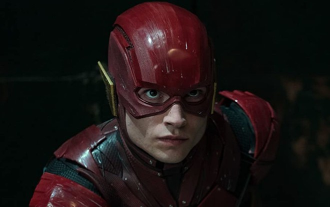 Ezra Miller como Flash em cena de Liga da Justiça