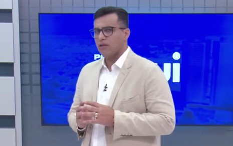 Fabio Araújo em apresentação do Por Aqui, na TV Jornal, afiliada do SBT