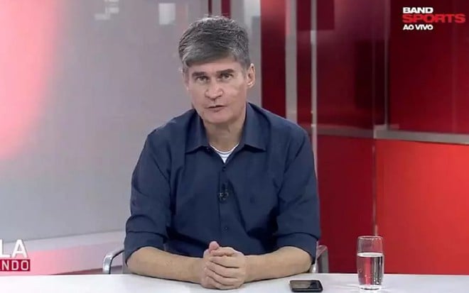 Fábio Piperno com uma camisa azul durante um programa no BandSports