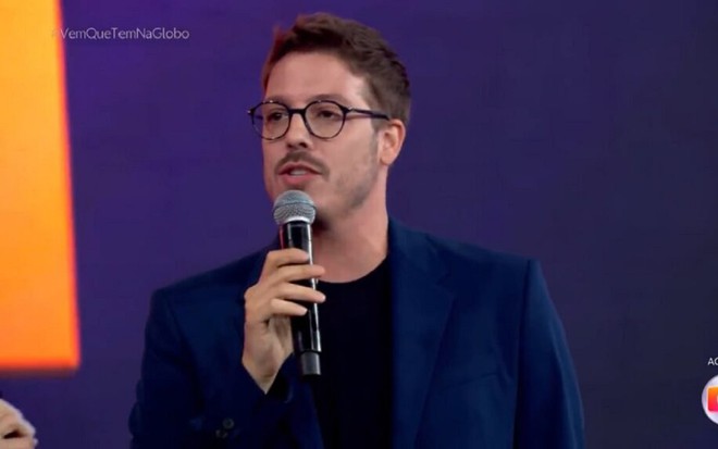Fábio Porchat no estúdio do Vem Que Tem na Globo