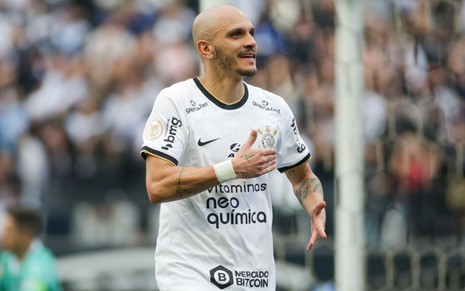 Fabio Santos, do Corinthians, em campo com uniforme branco com detalhes pretos