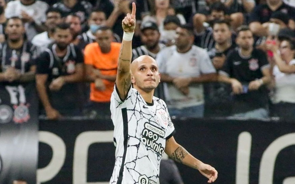 Fábio Santos, do Corinthians, em campo com uniforme branco com detalhes pretos