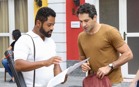 Bernardo (Fábio Ventura) conversa com Daniel (João Baldasserini) em cena da novela