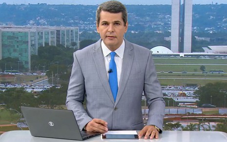 Fábio William usa terno cinza e gravata azul no DF1, telejornal local da Globo