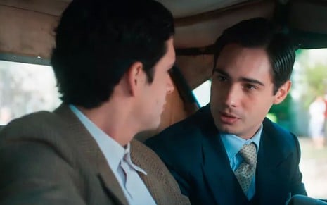 De costas, Rafael Antunes (Fabrício Belsoff) conversa com Joaquim (Danilo Mesquita) dentro de carro em cena da novela Além da Ilusão