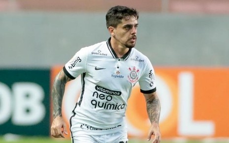 O jogador Fagner, do Corinthians, em campo com uma camiseta branca pelo clube: time é a principal atração do Campeonato Paulista, que a Record quer comprar para 2022