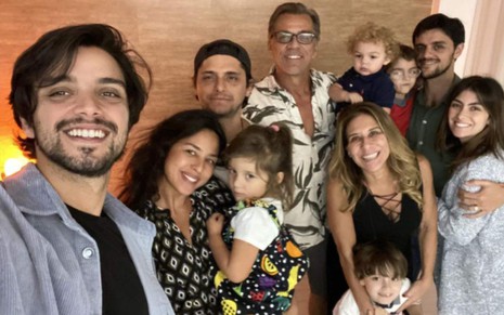 Família Simas posa para uma selfie tirada por Rodrigo Simas.
