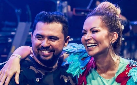 Imagem de Xand Avião e Solange Gomes sorridentes na Farofa da Gkay