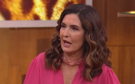 Fátima Bernardes de de boca aberta no Encontro, programa matinal da TV Globo; ela usa blusa pink