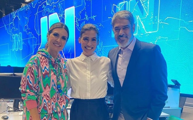 Fátima Bernardes, Renata Vasconcellos e William Bonner abraçados na Redação do Jornal Nacional