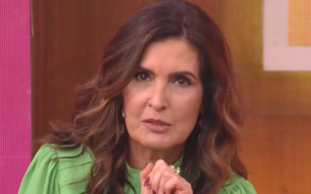 Fátima Bernardes olha para câmera enquanto fala no programa Encontro, da Globo