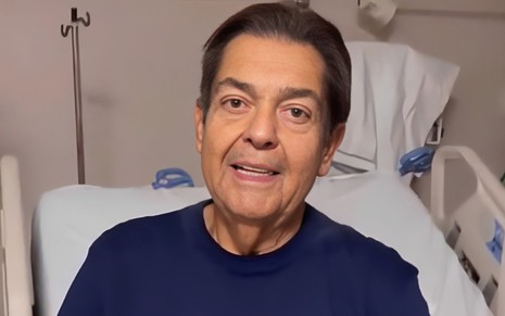 Fausto Silva em vídeo publicado na madrugada deste sábado (19), em quarto de hospital, sorrindo