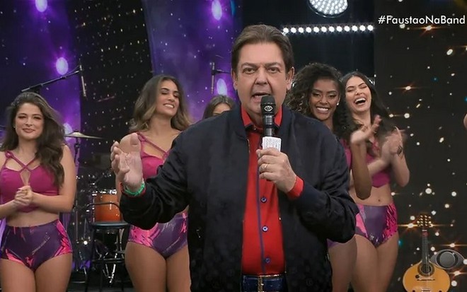 Fausto Silva apresentando o seu programa na Band