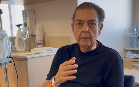 O apresentador Fausto Silva em quarto do Hospital Israelita Albert Einstein, em São Paulo, durante gravação de vídeo após transplante