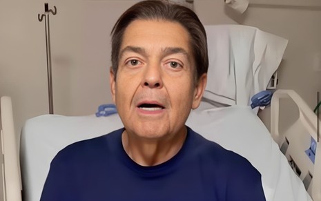 Fausto Silva usa camiseta azul e está em quarto de hospital
