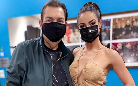 Fausto Silva e Julia Gama posam para foto usando máscaras nos bastidores do Domingão do Faustão em 30 de maio
