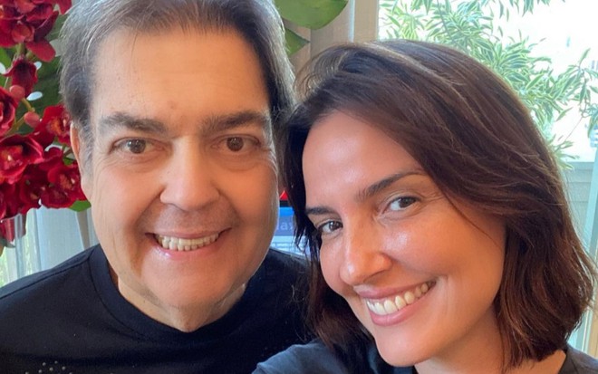 Fausto Silva e Luciana Cardoso sorridentes, lado a lado