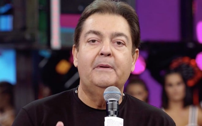 Faustão apresenta programa