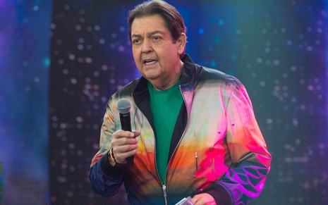 Fausto Silva usa camiseta verde e blusa multicolor durante gravação do Faustão na Band