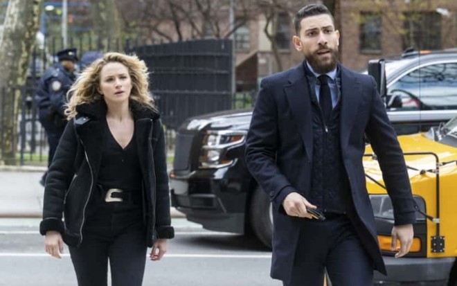 Shantel VanSanten e Zeeko Zaki em cena da quarta temporada de FBI
